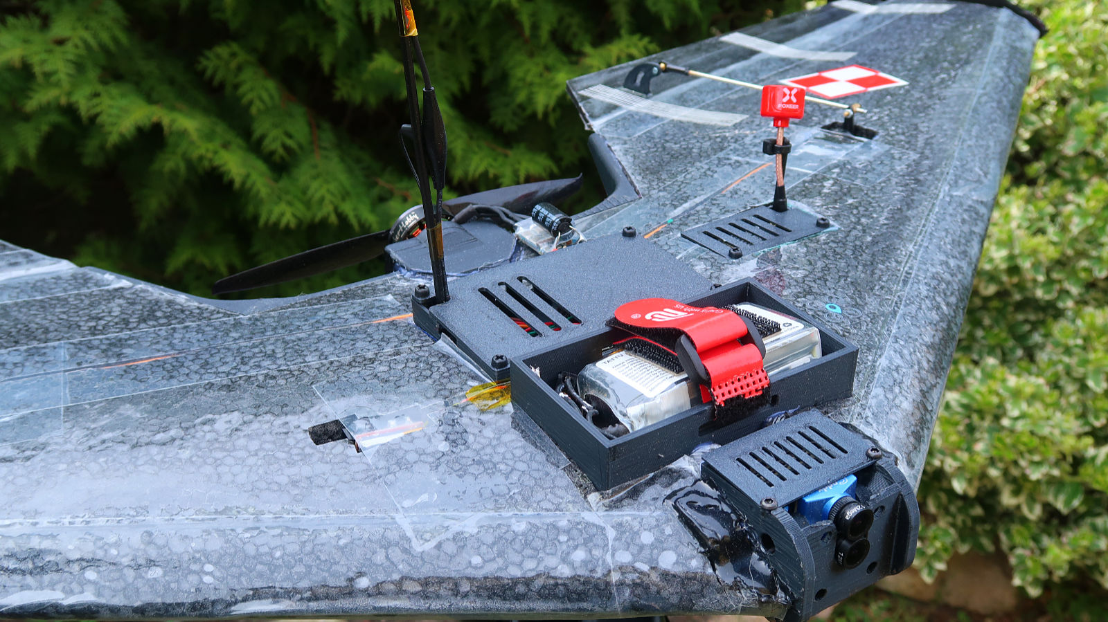 Compact Flying Wing Black 90